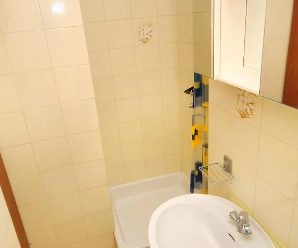 Gostinjska kuća And With Parking Space Palit, Rab - 5061 3*