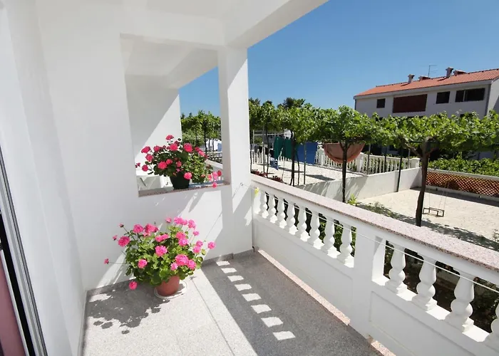 Gostinjska kuća And With Parking Space Palit, Rab - 5061 3*