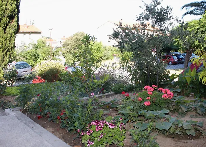 Gostinjska kuća And With Parking Space Palit, Rab - 5061 3*